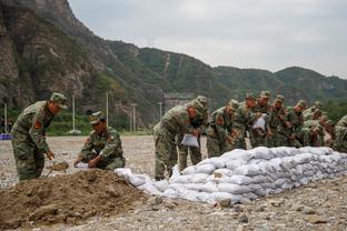 官方：伯恩茅斯中场特劳雷租借加盟那不勒斯，买断费2500万欧